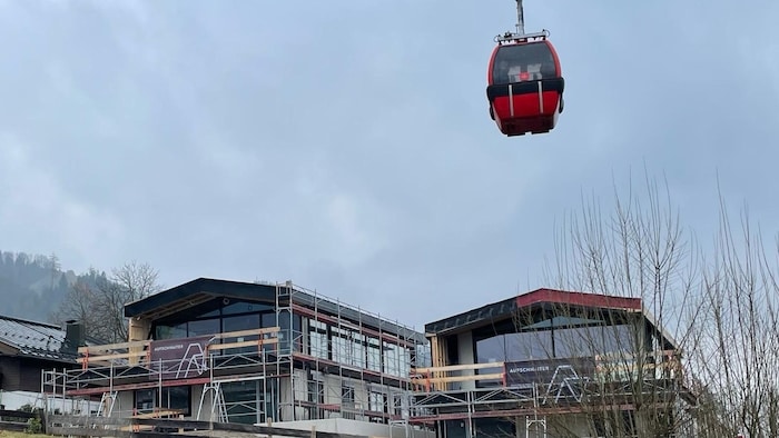 Das Doppelhaus wird in der Nähe der Talstation erreichtet.