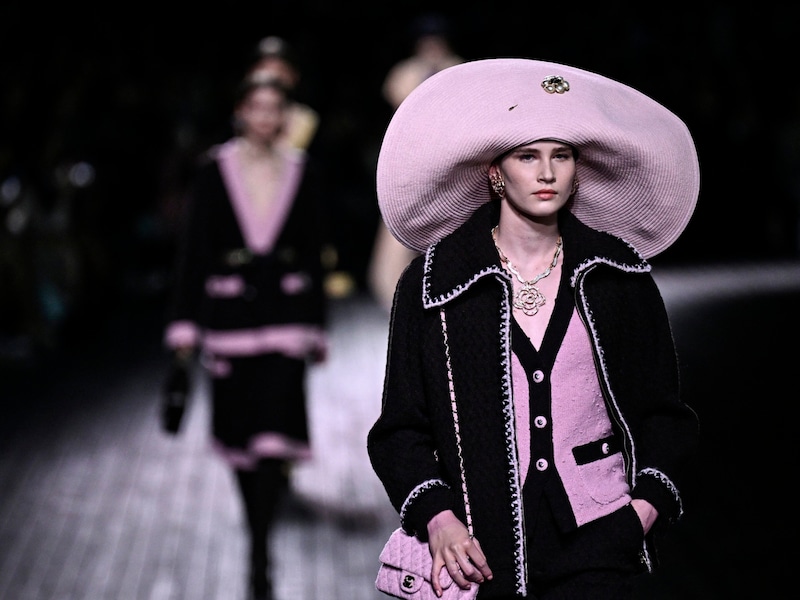 Chanel Fall/Winter 2024-2025 (Bild: APA/AFP/JULIEN DE ROSA)