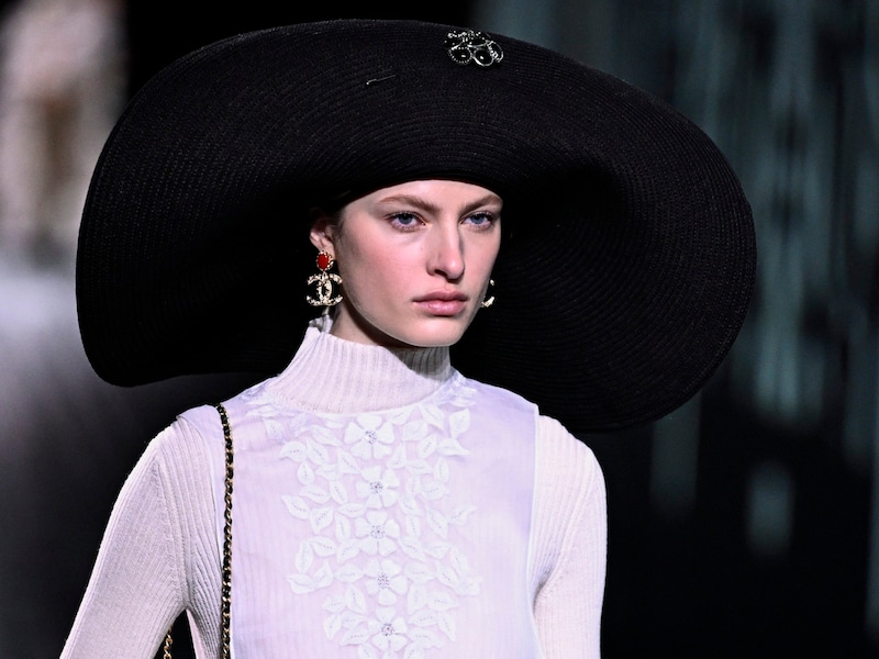 Chanel Fall/Winter 2024-2025 (Bild: APA/AFP/JULIEN DE ROSA)