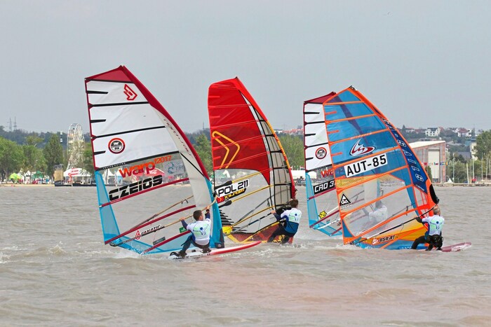 Der OeSV organisiert beim Opening Windsurf-Regatten.