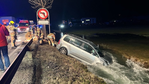 The car broke through the crash barrier and ended up in the stream. (Bild: zoom.tirol)