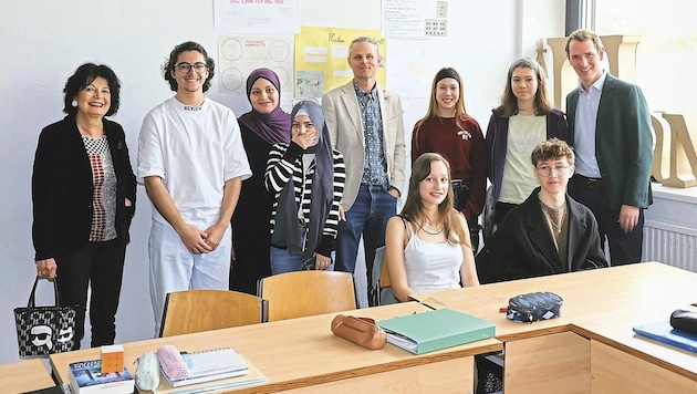 Director Michel Fleck (center), Secretary General of the MEGA Education Foundation Andreas Ambros-Lechner (right) and educational psychologist Christiane Spiel (left) in a mixed class. (Bild: Zwefo)