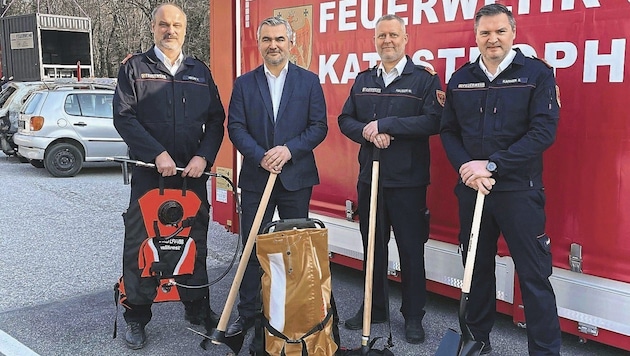 Landesfeuerwehrkommandant Franz Kropf, Feuerwehrreferent Landesrat Heinrich Dorner, Michael Hauser (geschäftsführender Dienststellenleiter Feuerwehrkommando Burgenland) und Feuerwehrdirektor Sven Karner. (Bild: Carina Fenz)