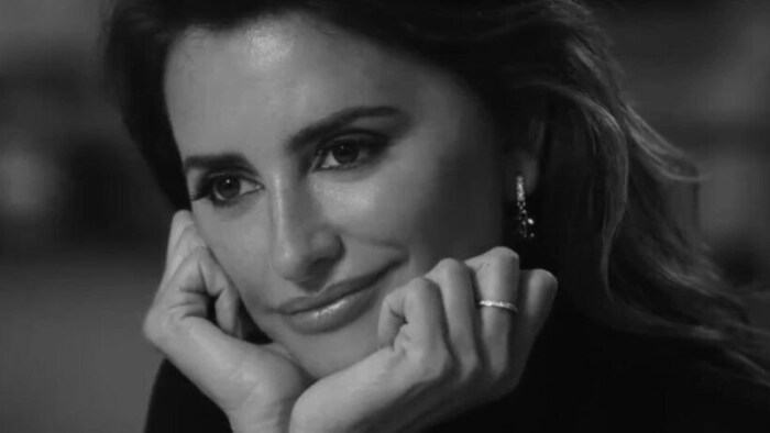 Penélope Cruz in der Chanel-Werbung ganz verliebt in Brad Pitt