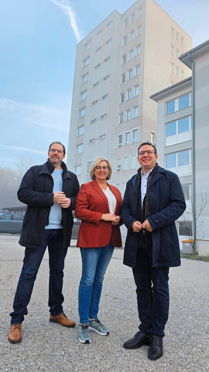 Der Amstettner Stadtchef (rechts) und sein ÖVP-Team vor dem „Schwesternturm“
