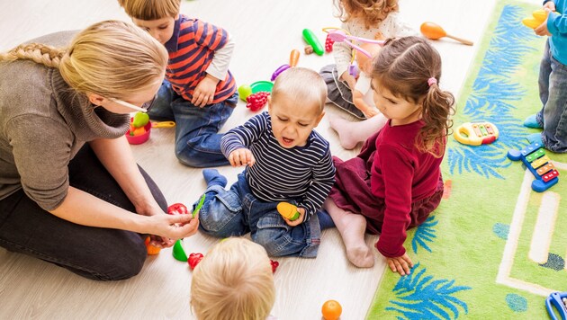 Elsbethen stelle im Kindergarten zu wenige Pädagoginnen ein, klagen Eltern (Symbolbild). (Bild: stock.adobe.com)