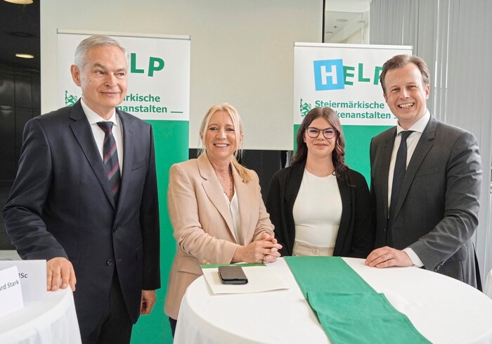 Gerhard Stark (président du conseil d'administration de Kages), Eveline Brandstätter (directrice des soins du LKH Graz II), l'apprentie Lara Reisinger et le conseiller régional pour la santé Karlheinz Kornhäusl (ÖVP).