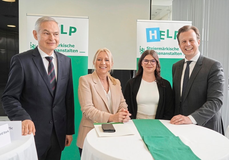 Gerhard Stark (Vorstandsvorsitzender Kages), Eveline Brandstätter (Pflegedirektorin LKH Graz II), Lehrling Lara Reisinger und Gesundheitslandesrat Karlheinz Kornhäusl (ÖVP). (Bild: Sepp Pail)