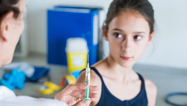 D'ici fin 2025, le vaccin contre le HPV devrait être administré gratuitement à toutes les personnes de moins de 30 ans. (Bild: VOISIN)