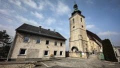 In dieses Haus direkt neben der Kirche sollen schon bald Flüchltingsfamilien ein Dach über dem Kopf bekommen. (Bild: Wenzel Markus)