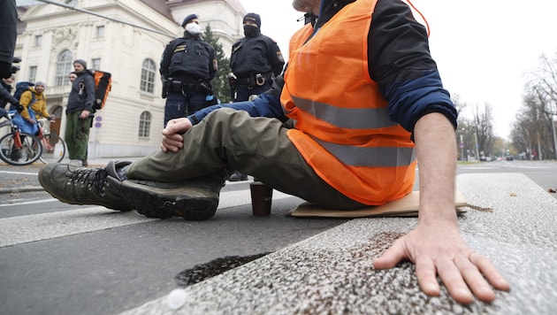 The activist took part in this action in November 2022. He was punished and appealed. (Bild: APA/ERWIN SCHERIAU)