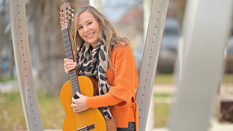 Drei Festivals hat Julia Malischnig, die mit der Gitarre verheiratet ist, gegründet. (Bild: EVELYN HRONEK)