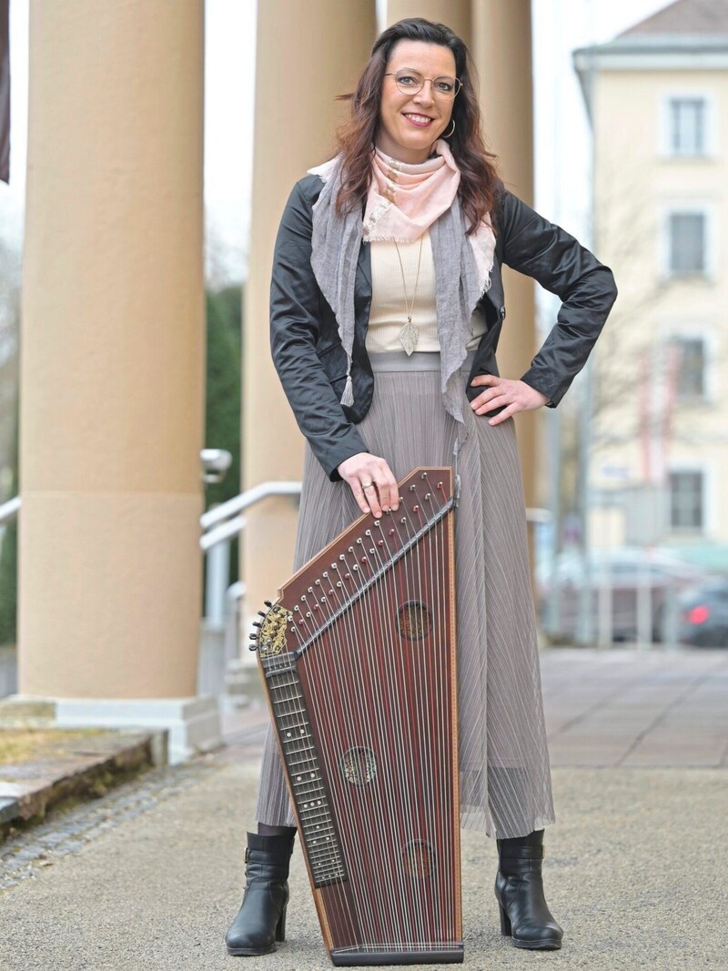 Silvia Igerc ist grandiose Zitherspielerin. Viele kennen sie von der KIB-Band beim Bleiburger Faschingskabarett. (Bild: EVELYN HRONEK)