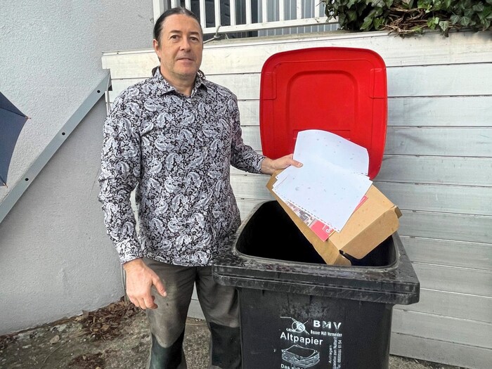 Municipal councillor Mario Schuh fights for the introduction of a waste paper garbage can in ...