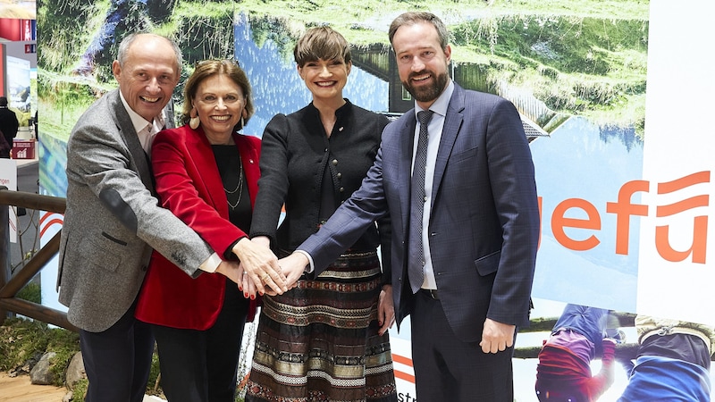 Geschäftsführer der SalzburgerLand Tourismus Gesellschaft, Leo Bauernberger, Tourismus-Staatssekretärin Susanne Kraus-Winkler (ÖVP), Geschäftsführerin der Österreich Werbung Astrid Steharnig-Staudinger und Salzburger Landeshauptmann-Stellvertreter Stefan Schnöll (ÖVP) bei der ITB Berlin.  (Bild: Sascha Radke)