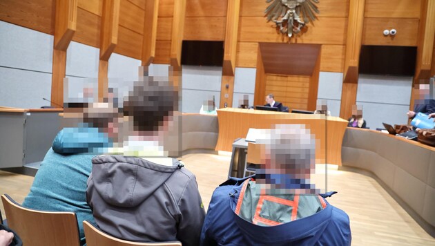 Zwei Pistenraupenfahrer und der Chef des Skigebiets waren in Innsbruck angeklagt. (Bild: Birbaumer Christof, Krone KREATIV)