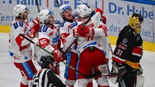 Der KAC feiert Siegestorschütze Finn van Ee, gleicht die Serie gegen Vorarlberg auf 1:1 aus. (Bild: GEPA pictures)