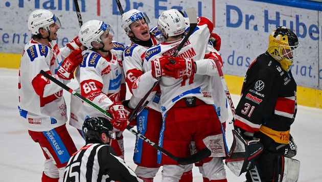 Der KAC feiert Siegestorschütze Finn van Ee, gleicht die Serie gegen Vorarlberg auf 1:1 aus. (Bild: GEPA pictures)