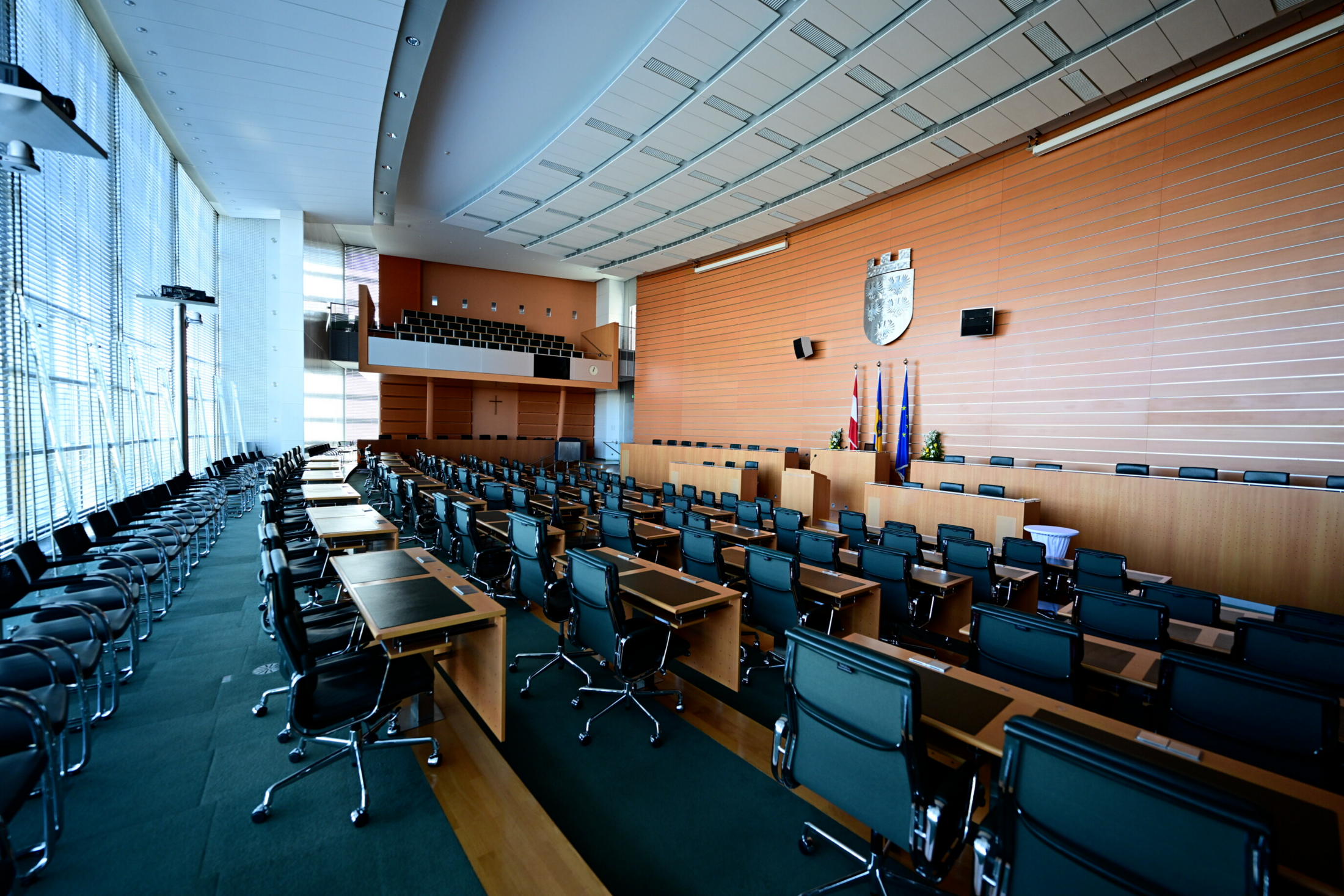 Der Sitzungsaal des niederösterreichischen Landtages ist nach 27 Jahren und mehr als 300 Sitzungen ein Sanierungsfall. (Bild: Imre Antal)