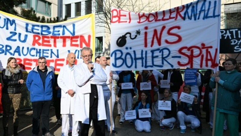 Bei einer vom Betriebsrat organisierten Kundgebung vor dem Krankenhaus wurden die Pläne harsch kritisiert. (Bild: APA/HELMUT FOHRINGER)