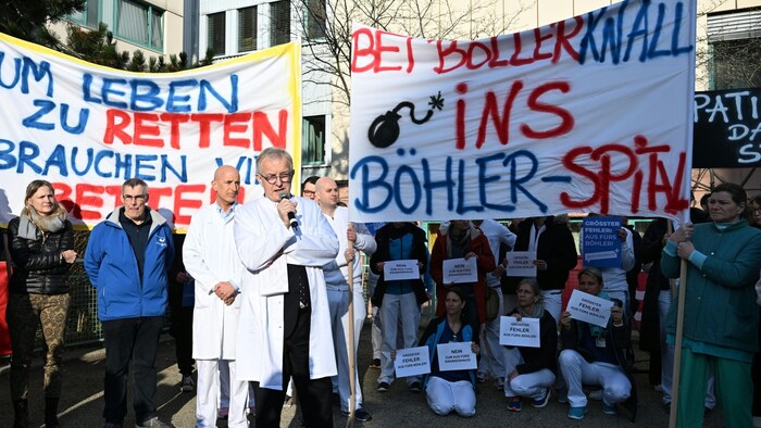 Bei einer vom Betriebsrat organisierten Kundgebung vor dem Krankenhaus wurden die Pläne harsch ...