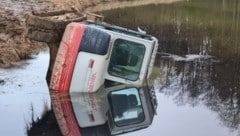 Die Bergung des Baggers dauerte drei Stunden. (Bild: Feuerwehr Rassach)