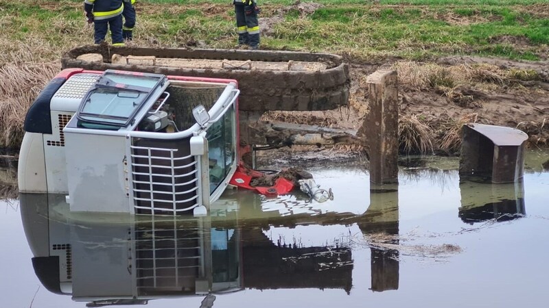 Der Bagger kippte seitlich in den Teich. (Bild: Feuerwehr Rassach)