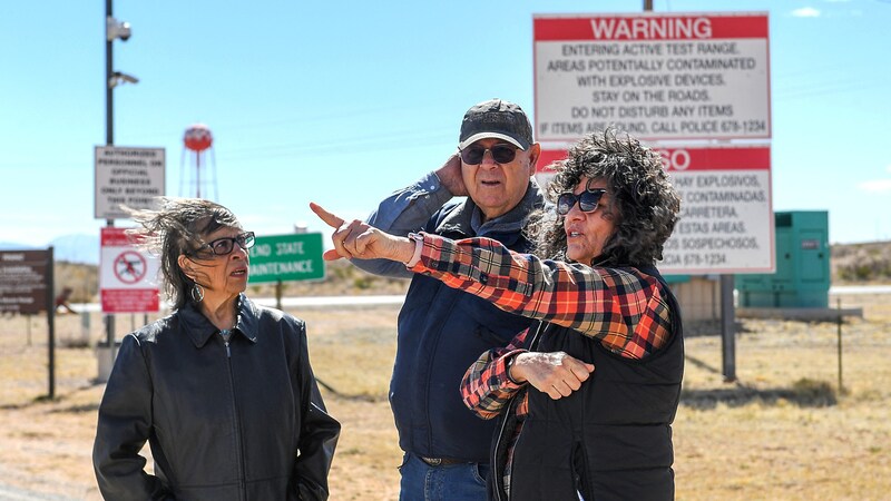 "Nous étions des animaux de laboratoire" : les riverains Louisa Lopez (à gauche), Wesley Burris et Tina Cordova (à droite) se souviennent. (Bild: APA/AFP/VALERIE MACON)