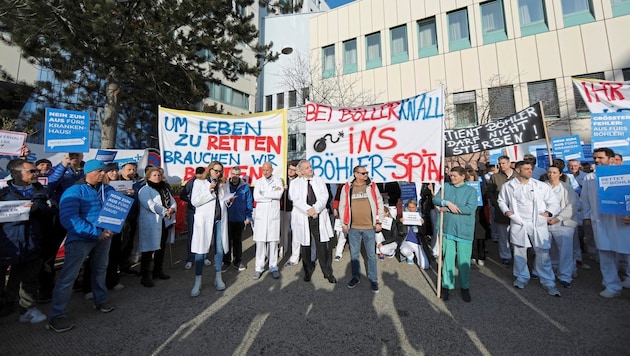 Ärztekammer und Gewerkschaft stellten sich bei der Betriebsversammlung vor dem Lorenz-Böhler-Spital demonstrativ an die Seite des Spitalspersonals. (Bild: Gerhard Bartel)