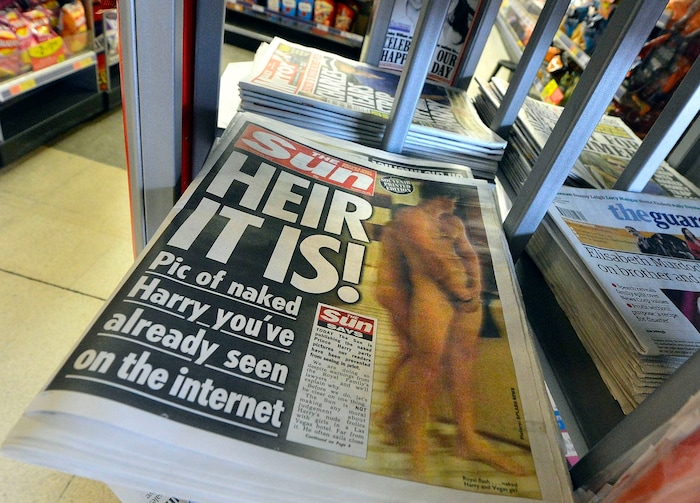 Bereits 2012 wurde ein Nackt-Bild von Prinz Harry veröffentlicht. Der Prinz drehte sich zur ...