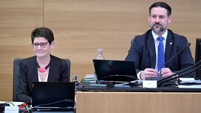 Verfahrensrichterin Christa Edwards mit dem Vorsitzführenden Friedrich Ofenauer (ÖVP) bei einer Sitzung des Ausschusses (Bild: APA/ROLAND SCHLAGER)