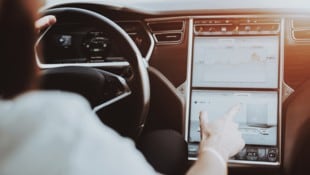 Große Touchscreens haben in vielen Autos Schalter und Tasten ersetzt. Das könnte sich nun wieder ändern. (Bild: VadimGuzhva - stock.adobe.com)