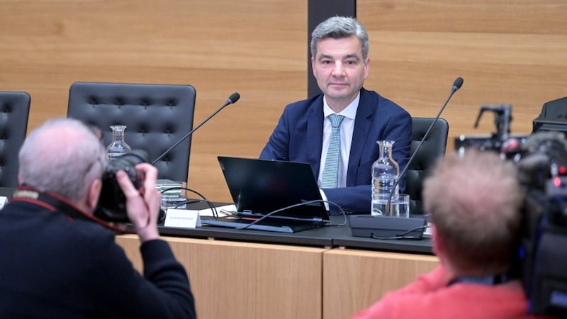 Wolfgang Peschorn ist erste Auskunftsperson im U-Ausschuss (Bild: APA/ROLAND SCHLAGER)