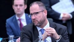 FPÖ-Generalsekretär Christian Hafenecker im COFAG-U-Ausschuss (Bild: APA/ROLAND SCHLAGER)