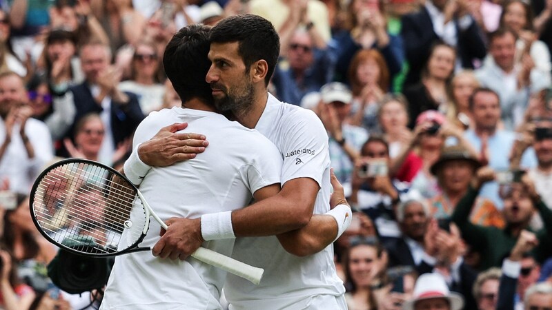 Trotz der Rivalität ist der Respekt zwischen Carlos Alcaraz und Novak Djokovic (r.) groß. (Bild: APA/AFP/Adrian DENNIS)