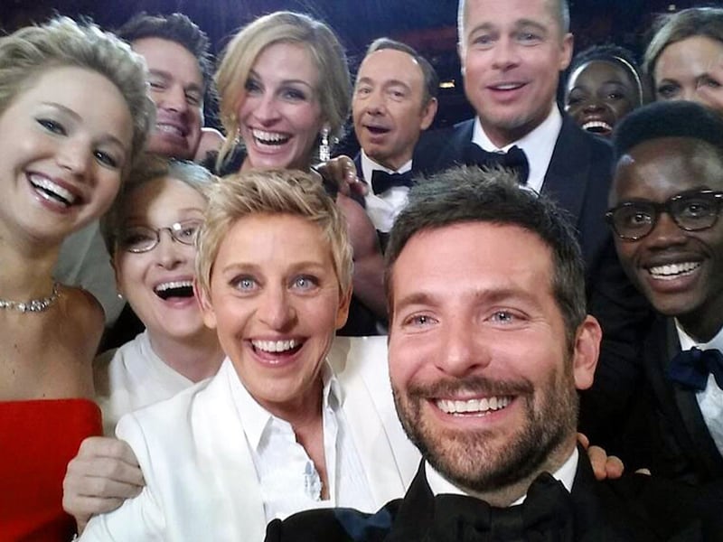 Ellen DeGeneres knipste das wohl berühmteste Selfie aller Zeiten mit Jennifer Lawrence, Channing Tatum, Meryl Streep, Julia Roberts, Kevin Spacey, Brad Pitt, Bradley Cooper, Lupita Nyong‘o und Angelina Jolie. (Bild: Ellen DeGeneres / dpa Picture Alliance / picturedesk.com)