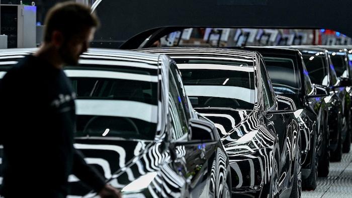 Dübörögnek az elektromos autók - ebből a Tesla is profitál. 