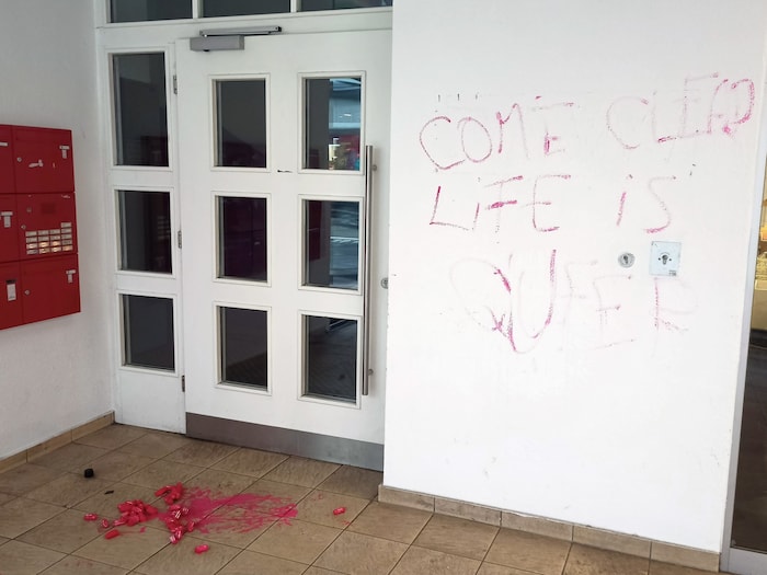 The vandals did not stop at the FPÖ either.