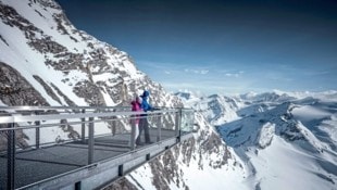 Auf der Panoramaplattform am Kitzsteinhorn den Ausblick auf die grandiose Bergwelt des Nationalparks Hohe Tauern genießen! (Bild: Kitzsteinhorn)