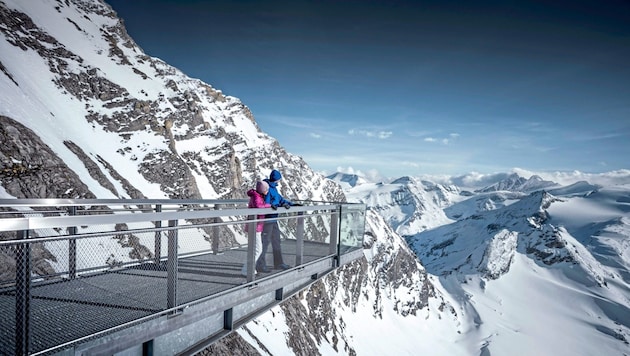 Auf der Panoramaplattform am Kitzsteinhorn den Ausblick auf die grandiose Bergwelt des Nationalparks Hohe Tauern genießen! (Bild: Kitzsteinhorn)