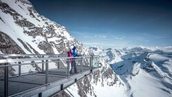 Auf der Panoramaplattform am Kitzsteinhorn den Ausblick auf die grandiose Bergwelt des Nationalparks Hohe Tauern genießen! (Bild: Kitzsteinhorn)