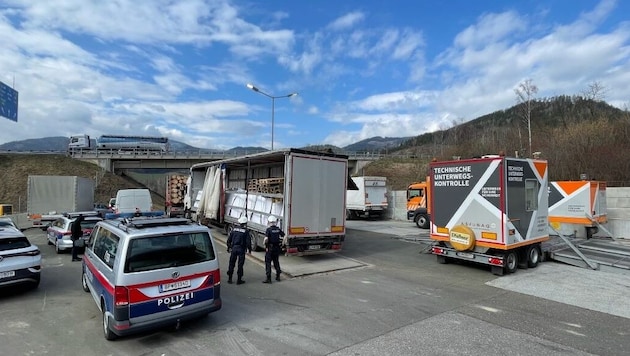 Die Polizisten stellten die Lkw auf die Waage (Symbolbild) (Bild: LPD Steiermark)