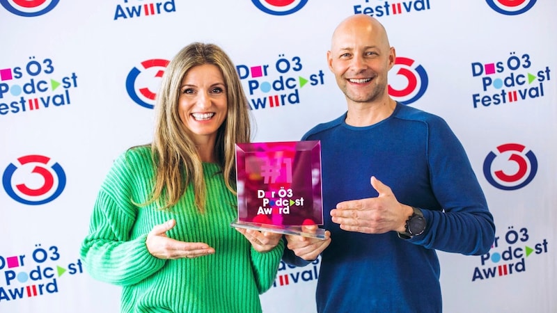 Maria Fanninger und Hannes Royer haben es mit ihrem Podcast „Wer nichts weiß muss alles essen“ aufs Siegerpodest beim Podcast Award geschafft.  (Bild: Hitradio Ö3/ Mila Zytka)