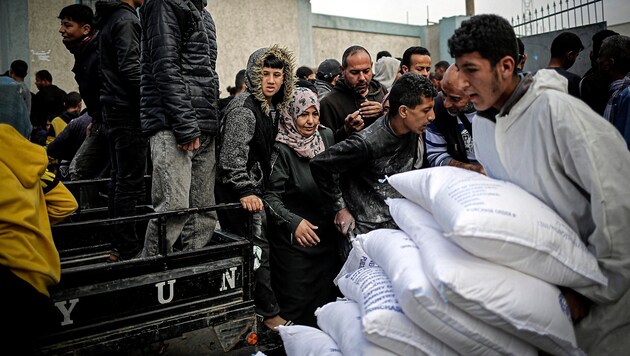 Verteilung von dringend benötigten Hilfsgütern an die Zivilbevölkerung im Gazastreifen (Bild: APA/AFP)