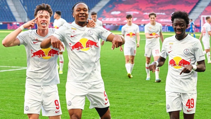 Luka Reischl (li.) jubelte nach dem Sieg über St. Pölten mit Bryan Okoh und Moussa Yeo (re.).