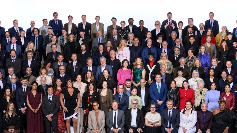 Beim Oscar-Luncheon posierten alle Nominierten gemeinsam für ein Gruppenbild. Rechts entdecken Sie vielleicht Emily Blunt, Steven Spielberg und America Ferrara. (Bild: APA/AFP/AMPAS/Richard Harbaugh)