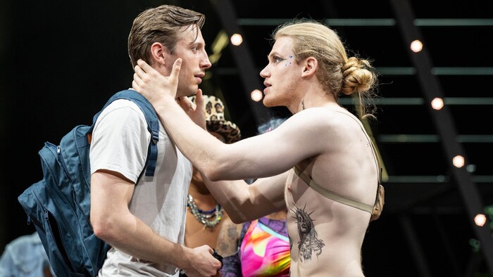 Szene aus „Hair“ am Salzburger Landestheater: Simon Stockinger und Denis Riffel (re.)