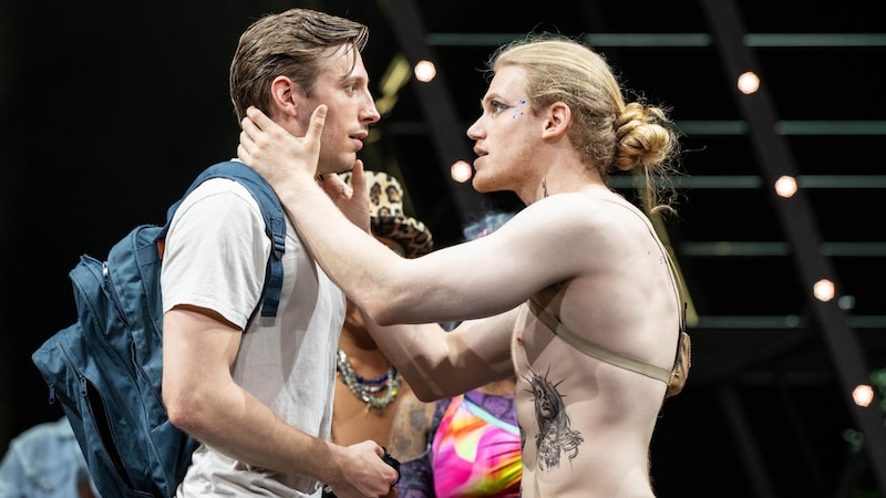 Szene aus „Hair“ am Salzburger Landestheater: Simon Stockinger und Denis Riffel (re.) (Bild: SLT / Tobias Witzgall)