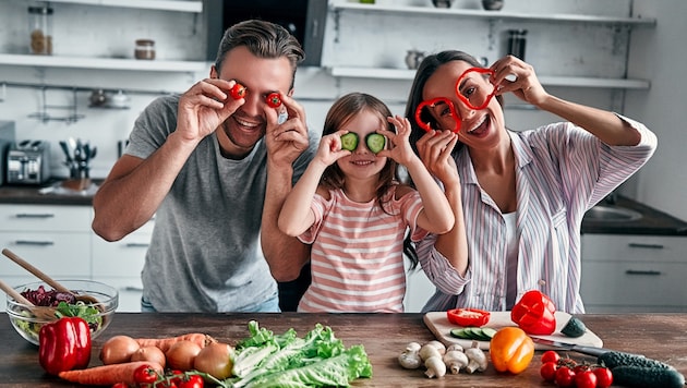 Enjoy cooking - that's what a "Happy Meal" should look like! But the reality in our kitchens is very different! (Bild: Valerii Apetroaiei - stock.adobe)