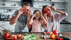 Mit Spass am Kochen - so sollte ein „Happy Meal“ aussehen! Doch die Realität in unseren Küchen sieht anders aus! (Bild: Valerii Apetroaiei - stock.adobe)